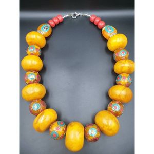 Collier en résine et perles de bois pour tenues décontractées et festives - Product Image 1