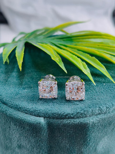 Boucles d'oreilles en diamant taille coussin en or blanc, un classique intemporel au brillant doux, à la lueur élégante et au luxe raffiné au quotidien. - Product Image 2