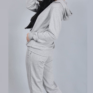 Survêtement pour femmes, tenue de fitness moderne avec matériau flexible, structure confortable et design élégant, idéal pour le sport - Product Image 2