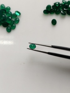 Onyx vert naturel 5x4MM, coupe ovale, pierre précieuse de qualité supérieure, en vrac, pour la fabrication de bijoux - Product Image 1