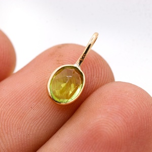 Pendentif pour femme fait main en pierre précieuse péridot de forme géométrique naturelle, serti clos en or plaqué 14 carats, pour la vente en gros - Product Image 6