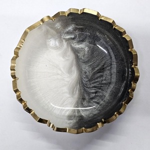 Moderno cuenco artístico de resina con un toque abstracto que lo convierte en un centro de mesa decorativo ideal para un espacio de vida elegante. - Product Image 1