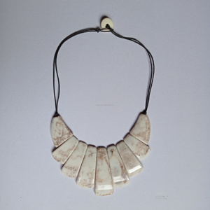 Collar de cadenas de resina de alto pulido hecho a mano personalizado de lujo para mujer patrón Floral moderno de moda para aniversarios - Product Image 5