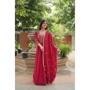 Robe de soirée XL avec broderie de paillettes pour un look glamour - Product Image 2