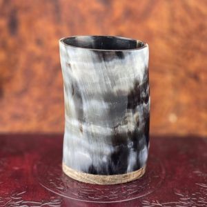 Tasse et gobelet Viking faits à la main en corne de buffle naturelle - Vaisselle de bar écologique et durable pour bière, whisky, hydromel - Product Image 1