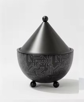 Casserole antique en métal avec poignées bien conçues encourage la cuisine maison, ce qui favorise des habitudes alimentaires plus saines en général.