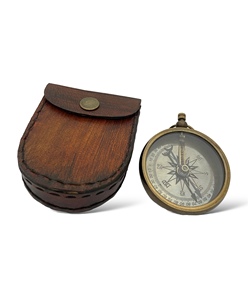 Boussole en laiton artisanale de luxe avec étui en cuir, cadeau nautique décoratif par Tajdaar Handicrafts - Product Image 2