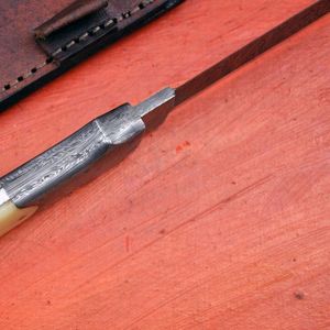 Couteau Bowie en acier Damas fait main de précision avec manche en bois de cerf et étui en cuir fin – Couteau d'extérieur en gros - Product Image 3
