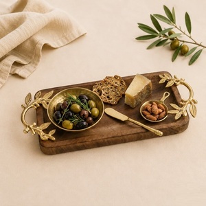 Bandeja de Servir Artesanal de Madera de Mango Natural con Asas Decorativas de Hoja de Olivo en Latón, Plato Rectangular de Lujo para Cocina en Oferta - Product Image 5