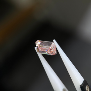 Diamant de laboratoire cultivé, taille émeraude, rose intense fantaisie, VS1, 10,00 carats, certifié IGI - Product Image 2