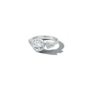 Anillos de compromiso de oro de 14k y 18k con diamantes cultivados en laboratorio, certificados por IGI, con tres piedras laterales en forma de escudo y banda solitaria para mujer. - Product Image 5