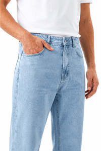 Jean en denim bleu clair coupe droite pour homme, taille haute, coupe classique, style décontracté, idéal pour le printemps, en coton, poids moyen, délavé - Product Image 3