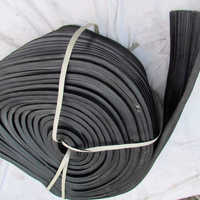 Rouleau de feuille de caoutchouc noir pour la protection des sols industriels, antidérapant, amortissant, matériau isolant pour atelier et garage.