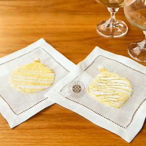 Serviette de cocktail brodée de fleurs jaunes, joyeuse et réutilisable pour les rassemblements printaniers. - Product Image 1