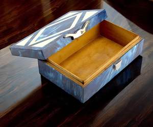 Boîte de rangement élégante en résine avec finition artisanale, motifs uniques, idéale pour organiser les bijoux, les accessoires et les objets précieux. - Product Image 3