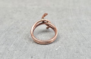 Bague en cuivre artisanale au design moderne, forme personnalisée, finition polie, design unique pour femme, cadeau de mariage - Product Image 6