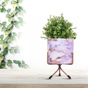 Pot de fleurs en métal blanc Marble Mirage avec support en fer, pot de fleurs décoratif moderne, élégant pour l'intérieur et l'extérieur - Product Image 1