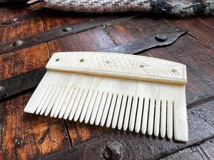 Peigne en os de buffle idéal pour hommes et femmes, offrant un lissage en douceur sans électrostatique ni casse par Curio Craft - Product Image 6