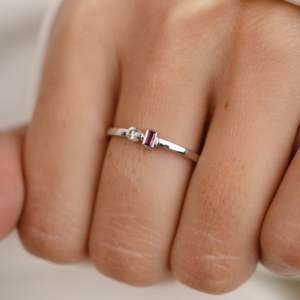 แหวนทองคำขาว 14K สไตล์อาร์ตเดโค Toi Et Moi ประดับทับทิมทรงหัวใจและเพชร - Product Image 3