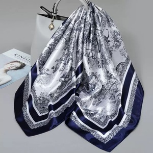 Nouveau style de luxe : Foulard en satin de soie à petit motif quadrillé, carré doux pour femme - Product Image 4