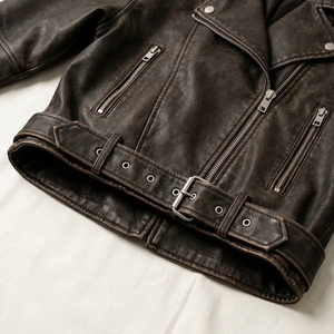 Chaqueta de moto OEM para mujer, color marrón, de piel sintética, con cuello vuelto, cierre de cremallera, estilo biker corto, hecha en Pakistán. - Product Image 5