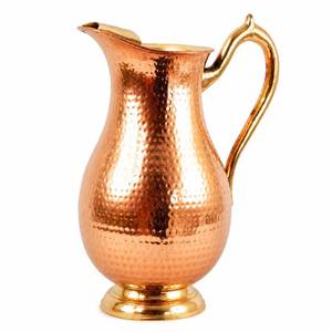 Carafe en cuivre martelé haut de gamme avec accents décoratifs en laiton, carafe de service artisanale bicolore en cuivre et laiton - Product Image 1
