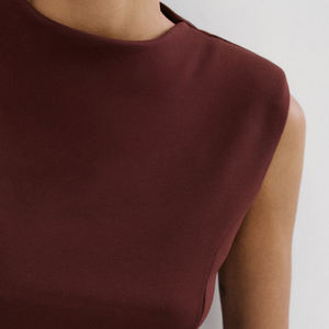 Camiseta sin mangas con diseño de peplum y hombreras / Diseño de color liso con logo, elegante camiseta de mujer con diseño recto y cuello redondo - Product Image 4