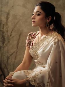 Ensemble de sari en soie blanche de luxe avec broderie Zari dorée et bordure festonnée, idéal pour les mariages indiens et pakistanais, tenue de soirée, style célébrité Bollywood - Product Image 3