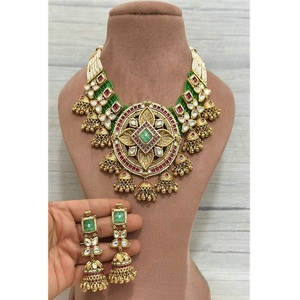 Elegante y de la mejor calidad, inspirado en Sabyasachi, hecho a mano, chapado en oro sobre latón, con finas perlas de imitación Kundan Polki, estilo Rajwadi para fiestas. - Product Image 1