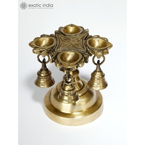 Lampe à huile élégante à quatre mèches en laiton de 4 pouces avec cloches pour la décoration intérieure, les cadeaux et les temples Made In India - Product Image 3