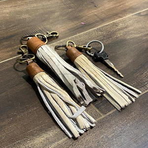 พวงกุญแจหนังแท้ทำมือ ขนสัตว์แท้ รูปทรงพู่ห้อยน่ารักมีเสน่ห์ สไตล์ตะวันตก ทันสมัย - Product Image 4