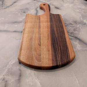 เขียงไม้วอลนัททำมือ: ถาดเสิร์ฟอาหารในครัวหรูหรา - Product Image 1