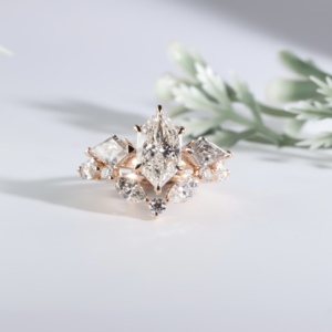 Ensemble de bagues en or rose avec diamants hexagonaux, diamants latéraux en forme de cerf-volant et marquise, diadème incurvé, alliance assortie en forme de V pour femme - Product Image 2