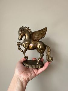 Sculpture moderne en laiton représentant un licorne, objet décoratif d'art animalier fantastique pour une décoration intérieure résidentielle élégante - Product Image 4