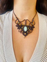 Collier en macramé fait main avec pierre d'aigue-marine verte, pendentif en macramé brun complexe, pierre précieuse naturelle, bijoux bohèmes en cristal de guérison