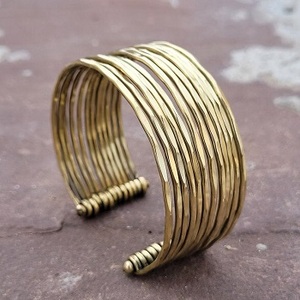 Juego de Brazaletes Modernos de Cobre Chapado en Oro de Primera Calidad, con Diseño Martillado, para el Día de la Madre o Aniversario, F S International - Product Image 3