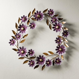 Magnifique couronne de fleurs en métal violet, ornée de feuilles vertes et de centres décoratifs, sculpture murale élégante faite à la main pour l'intérieur et l'extérieur - Product Image 1