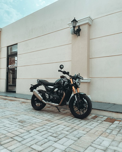 MOTO TRIUMPH "SPEED 400" avec échappement double rouge et noir, finition argentée, avec plaque d'immatriculation 400 - Product Image 6