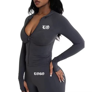 Ensemble de sport et fitness deux pièces pour femme avec logo personnalisé, col roulé, fermeture éclair, pantalon évasé, couleur unie, collection automne - Product Image 3