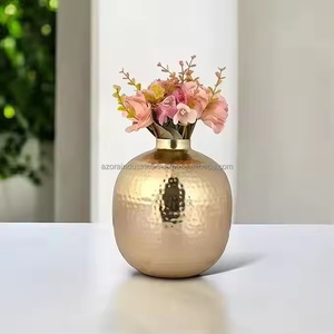 Florero de metal vintage hecho a mano con detalles de arte floral, maceta de metal decorativa para exhibición de mesa por Azora Industries - Product Image 1