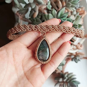 Collar de Macramé Hecho a Mano con Colgante de Labradorita, Piedra Natural Ajustable, Joyería Boho Curativa - Product Image 1