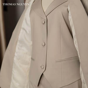 El potente conjunto de traje para mujer Lead es una pieza destacada de la colección femenina, confeccionado en Vietnam. - Product Image 5