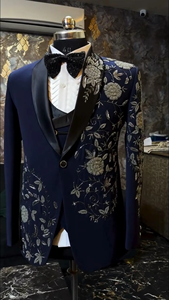 Traje de esmoquin azul marino para hombre con bordado de diseño y pedrería floral – Traje de novio de lujo de 3 piezas - Product Image 2