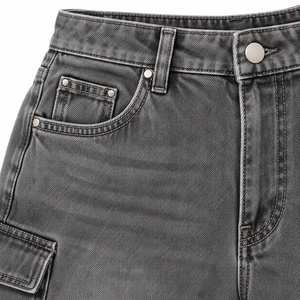 Jean cargo court taille haute pour femme, coupe ample, en denim gris avec imprimé floral - Product Image 4