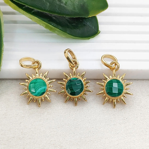 Colgante de Malaquita en Forma de Sol, Chapado en Oro, con Engaste de Collet, Colgante Redondo de Malaquita, Joyería de Malaquita, Colgante de Sol con Gema de 6mm - Product Image 1