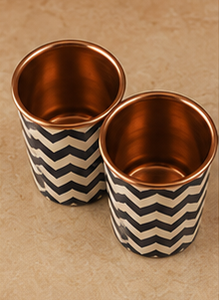 Botella de Agua de Cobre Premium con Diseño Chevron y Vasos a Juego, Juego de Botella de Cobre de Lujo con 2 Tazas para el Hogar y el Trabajo - Product Image 4