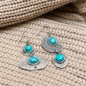 Pendientes colgantes de latón con turquesa, pendientes de latón texturizado con baño de plata, pendientes de piedras preciosas para mujer, pendientes oxidados al por mayor - Product Image 2