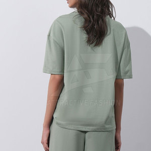 เสื้อยืดโอเวอร์ไซส์สำหรับผู้หญิง สไตล์โมเดิร์น ออกแบบมาเพื่อความสบายในการสวมใส่และมีเสน่ห์ทางแฟชั่น - Product Image 5