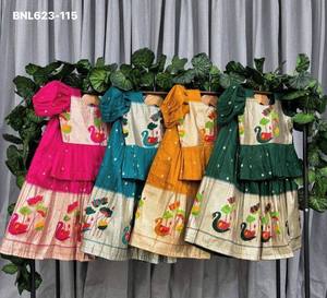 สินค้ามาใหม่ ชุดเลเฮนกา-เสื้อสำหรับเด็ก ผ้าไหมผสมแบบดั้งเดิมของอินเดีย พร้อมงานทอผ้า  ผู้ส่งออกอินเดีย ช้อปปิ้งออนไลน์ อินเดีย - Product Image 3