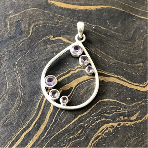 Hermoso colgante de diseño hecho a mano con múltiples piedras de amatista, ideal para cualquier ocasión. - Product Image 3